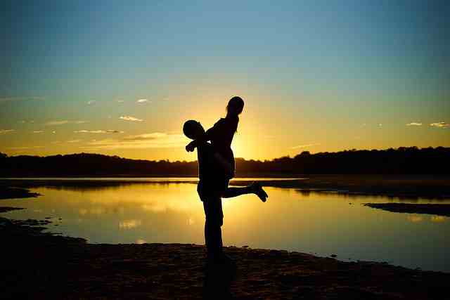 关于爱情的经典句子(精选46句)