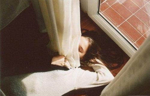 伤感的句子说说心情的女人